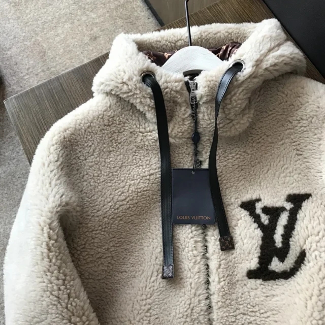 lv最新羊羔毛外套
