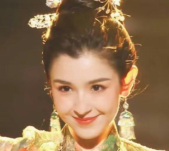 前不久的活动上,佟丽娅携手吴亦凡共同带来歌舞表演《远航》.