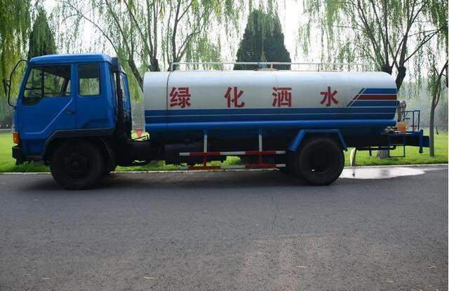 为什么洒水车老是播放"兰花草"这首歌,就不能换一首吗?