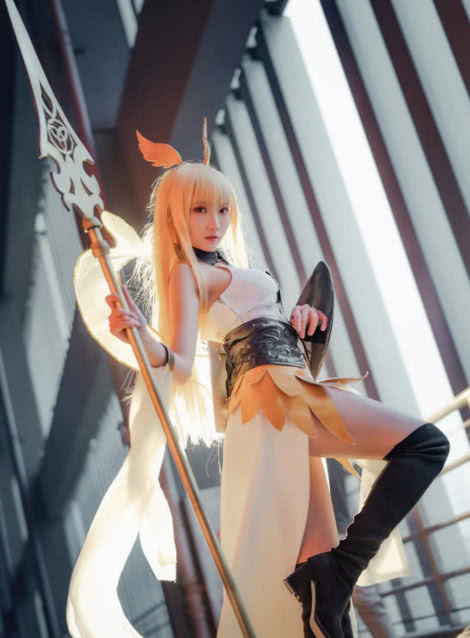 初中生cos女武神,一个部位太抢镜,网友:发育太早了吧