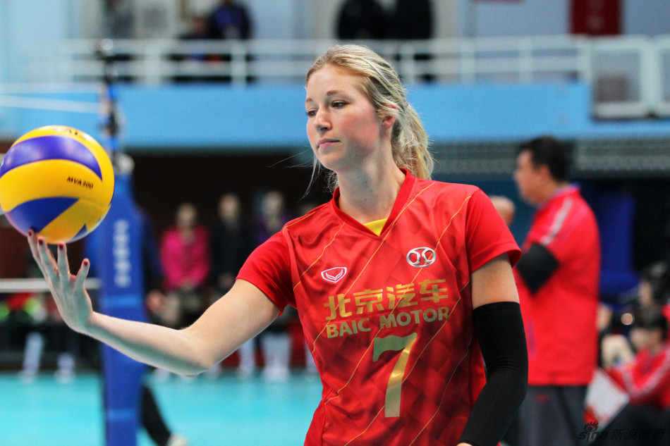 不退役!美国排球名将签朱婷经纪公司,再战联赛