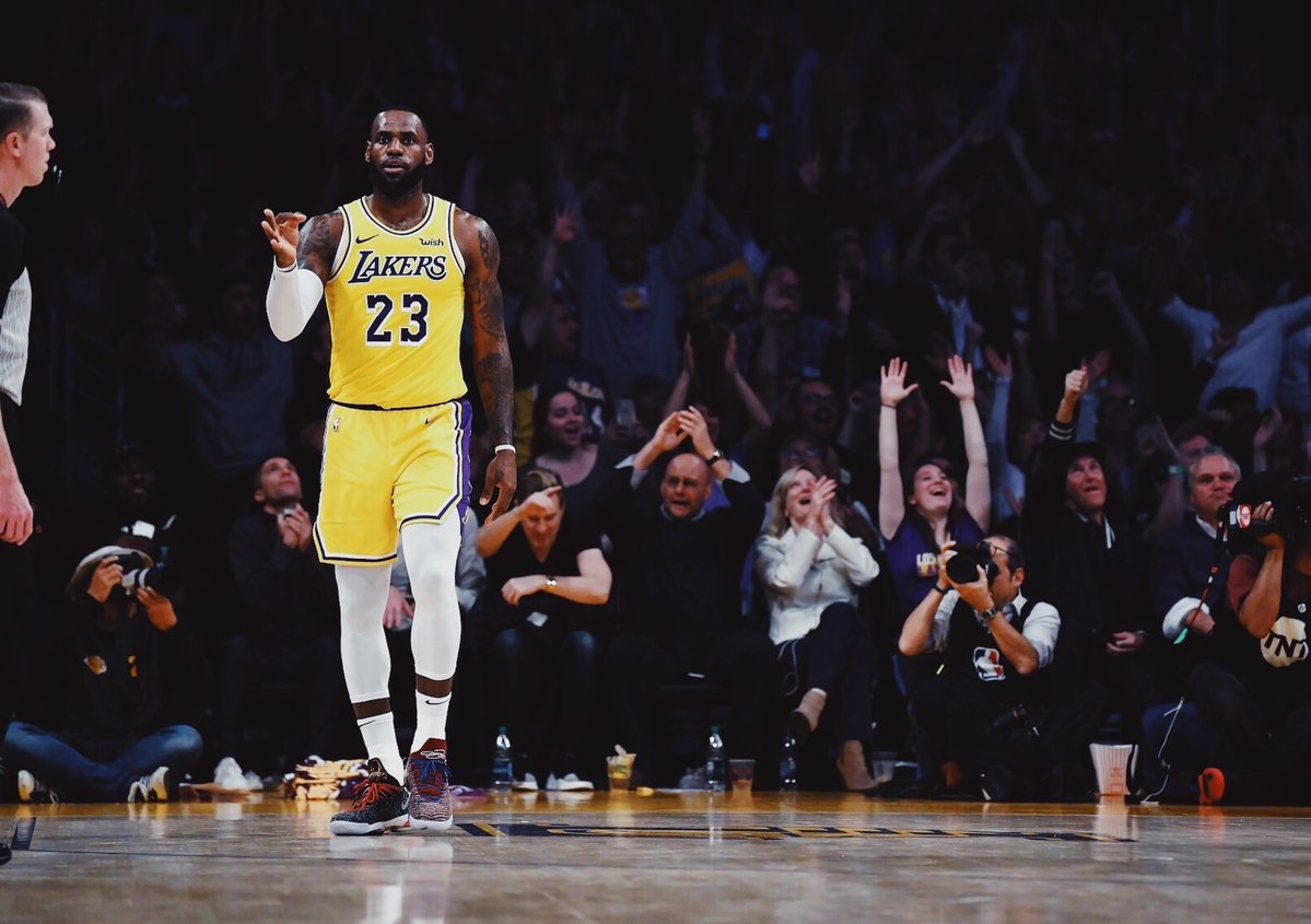 高清图:科比斯台普斯督战湖人,老詹卖力show time!