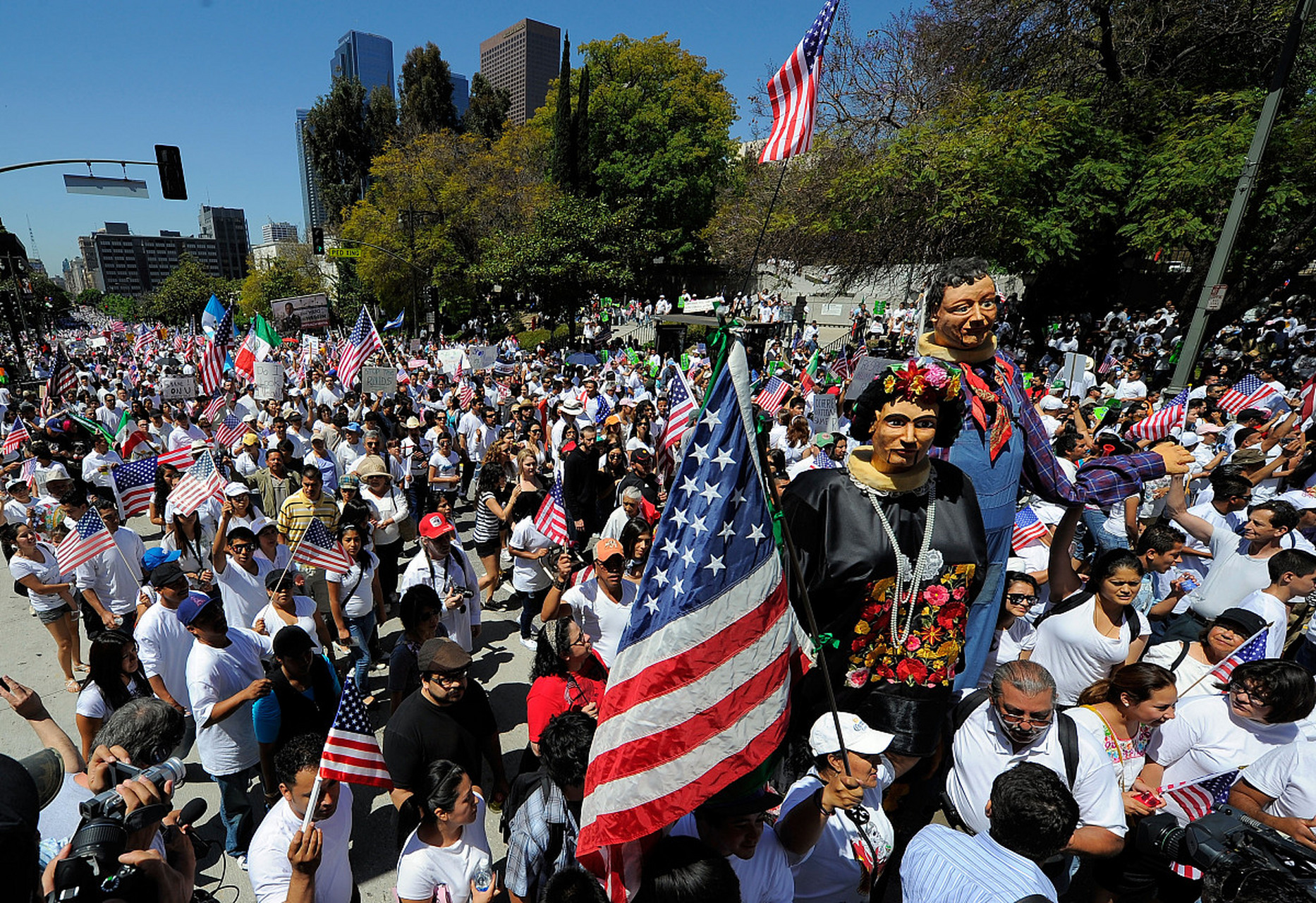 1886年5月1日发生在芝加哥的"五一劳动节"游行中,由于工人要求实行八