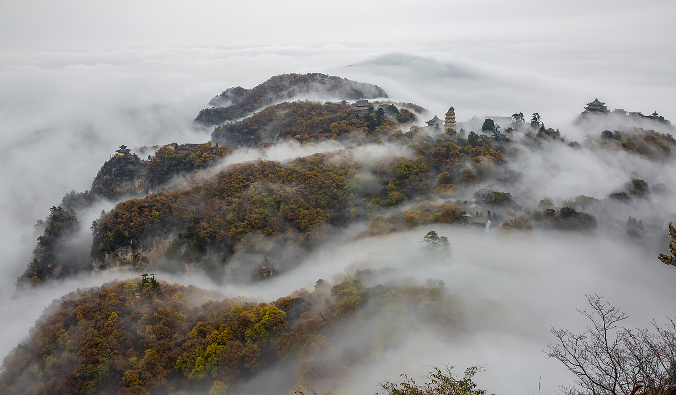 烟雾缭绕似仙境, 云海苍茫挂山腰.  #热门商单榜