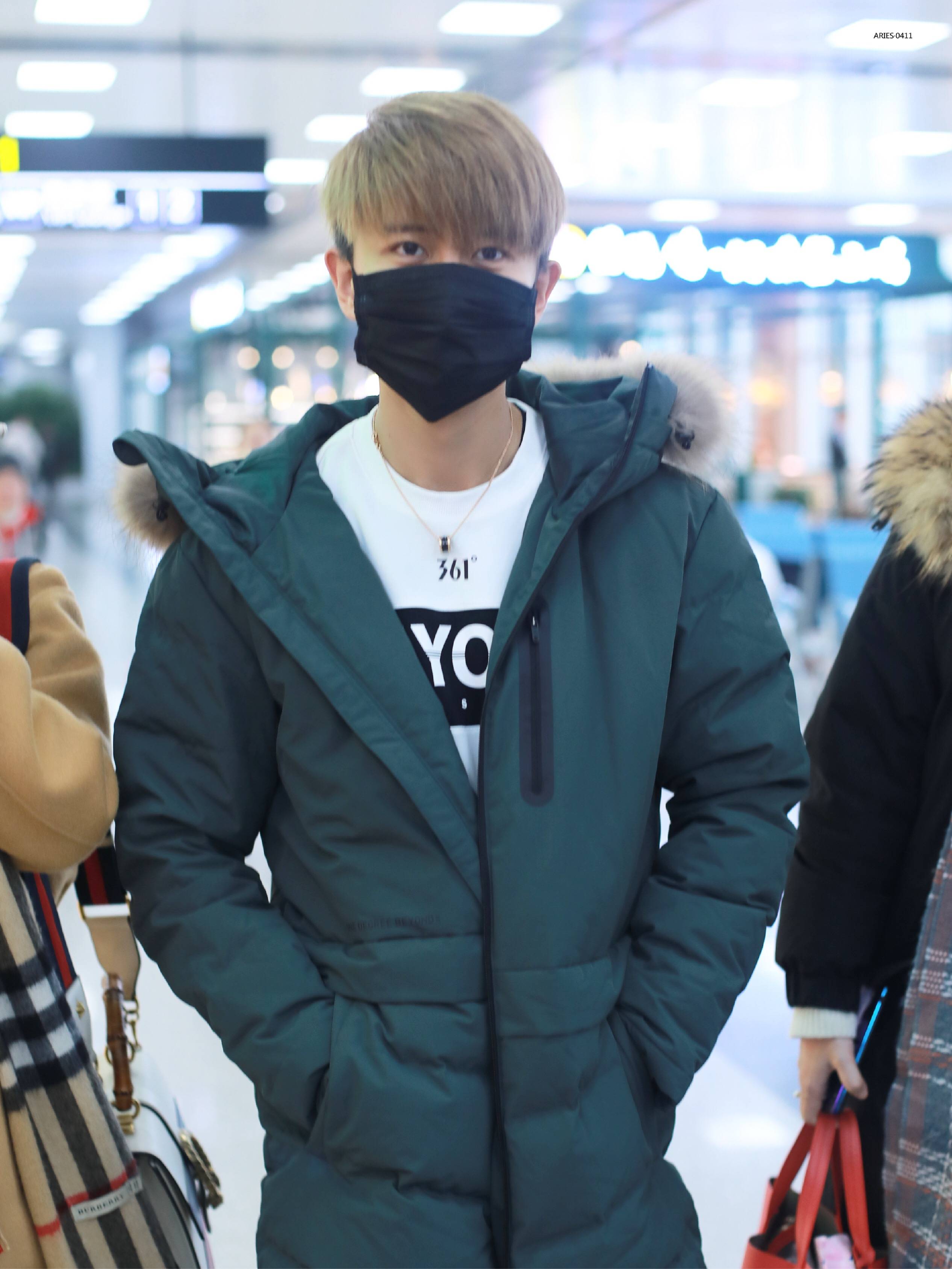 任嘉伦戴口罩穿黑色羽绒服现身机场,手捧鲜花.