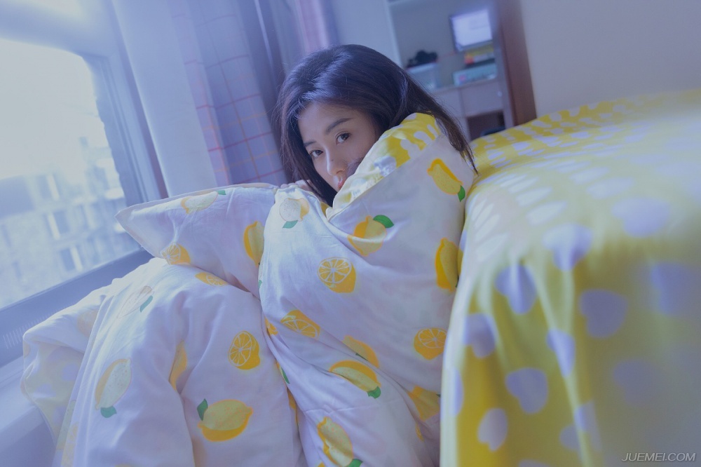 最好的妳 裹在被子里的女生