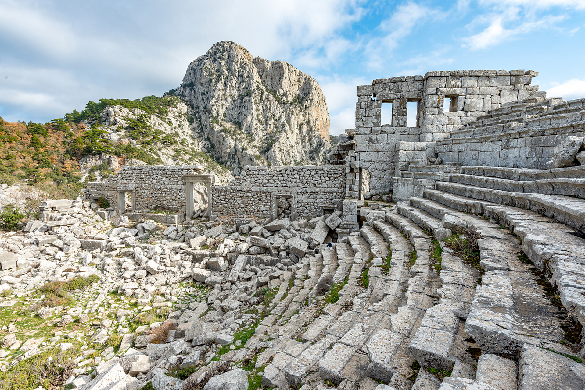 安第斯山脉是世界上最长的山脉,位于南美洲西部,跨越七个国家,拥有最