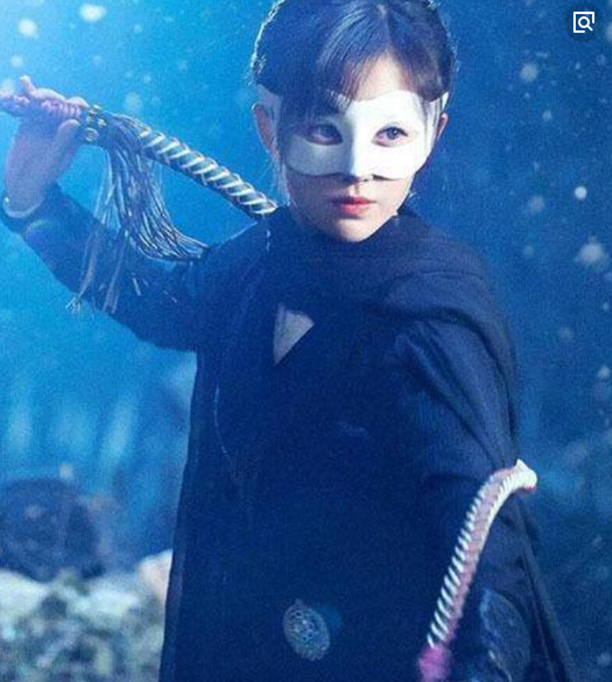 古装女星手持鞭子,鞠婧祎一脸不屑,热巴气场十足,赵丽颖霸气!