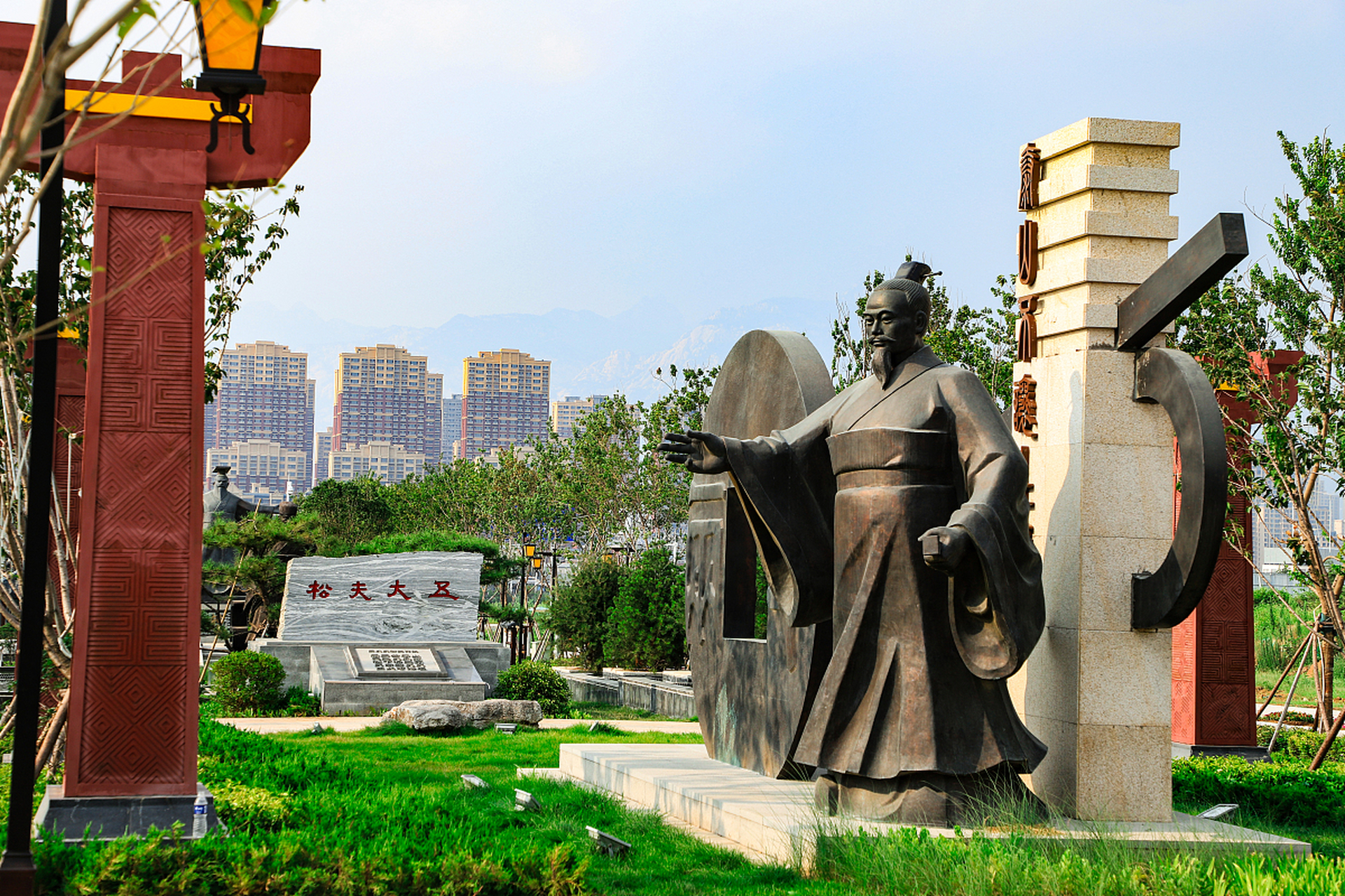 张挥公园位于濮阳县东关老虎台地,北临金堤,南界南环路.