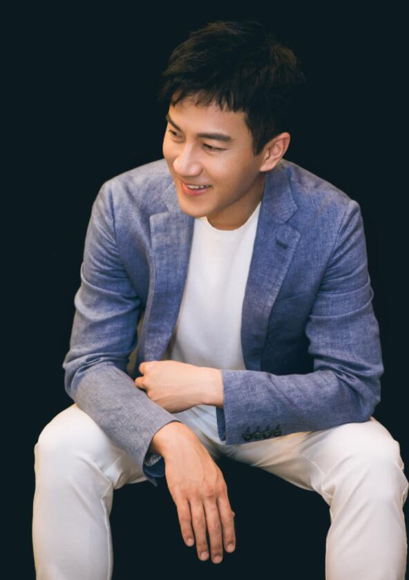 刘恺威离婚后的首度公开亮相,西装别致又帅气,一张笑脸最迷人!