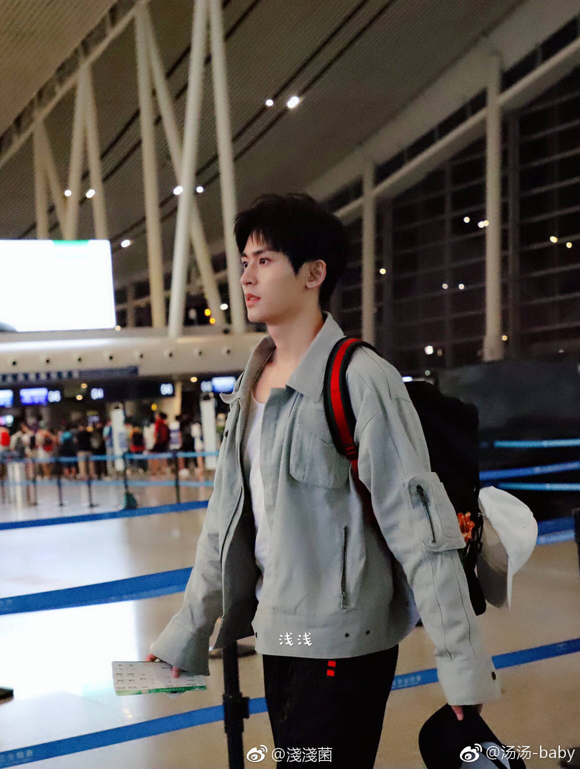 张哲瀚《快乐大本营》最新录制照,身穿牛仔外套活力满满魅力四射