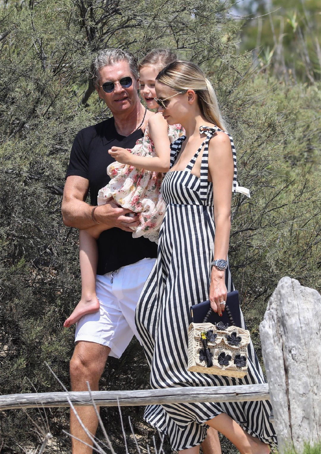 超模娜塔莎一家三口海边度假,穿条纹裙清新靓丽,女儿印花裙可爱