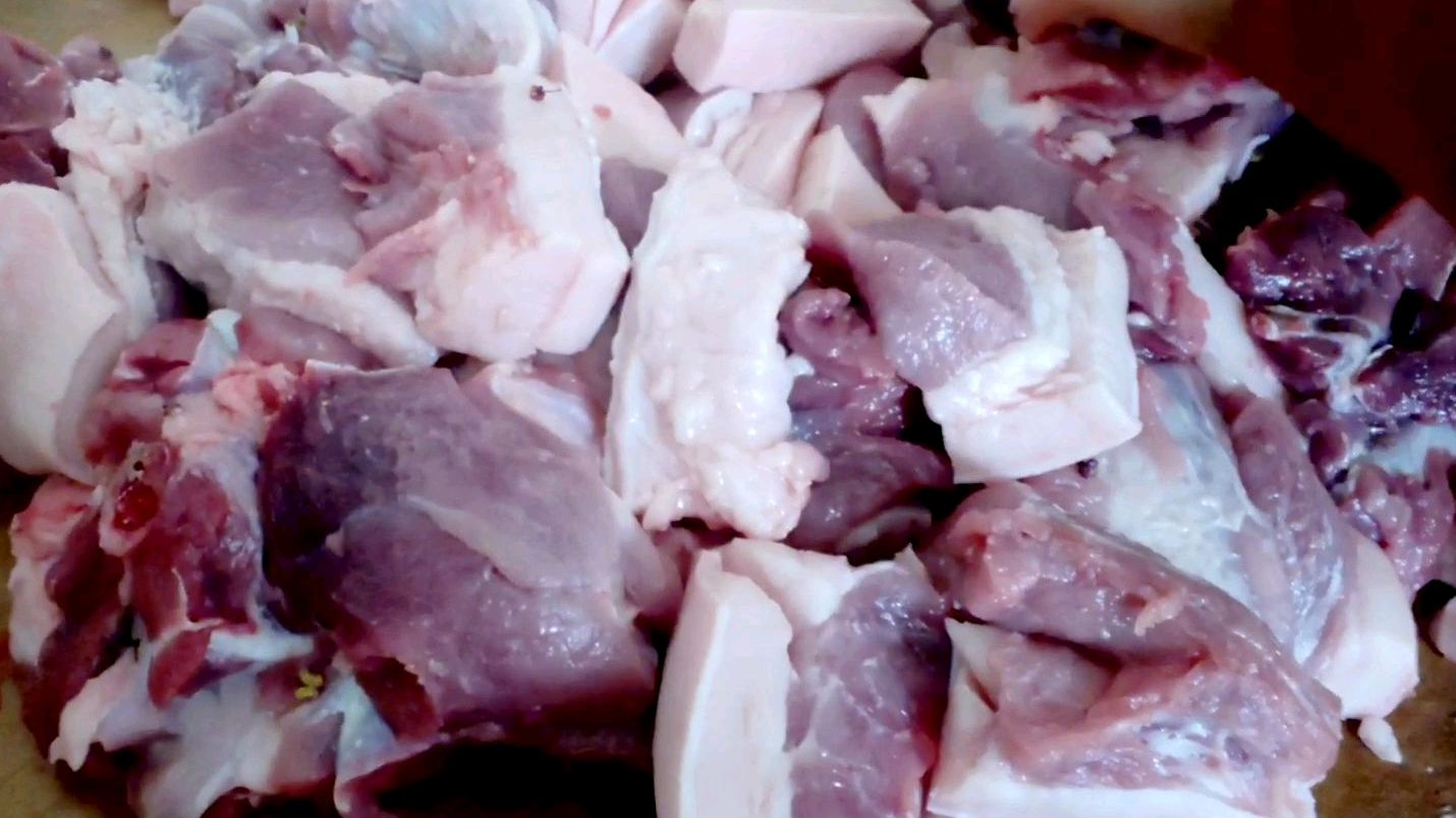 腊月二十四才买猪肉,天气冷猪肉价格也涨,1000块钱才买了40斤
