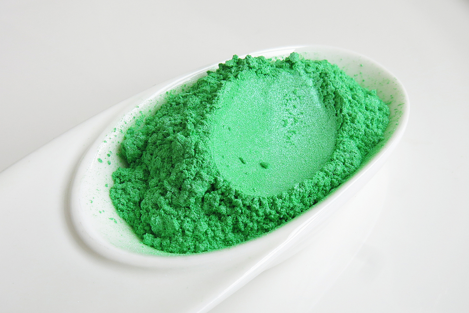 翡翠抛光粉是工匠们创造美的魔法粉末,通过抛光去除表面瑕疵,使翡翠