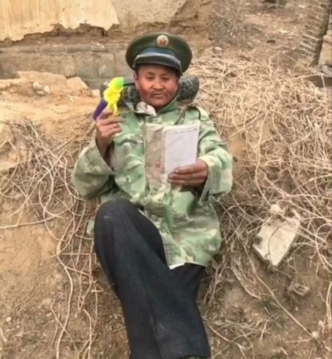 6旬老人装傻扮丑,背后竟是有人操纵其为赚钱工具!