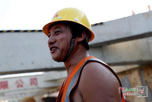 建筑工人挥汗如雨 笑容在烈日下绽放