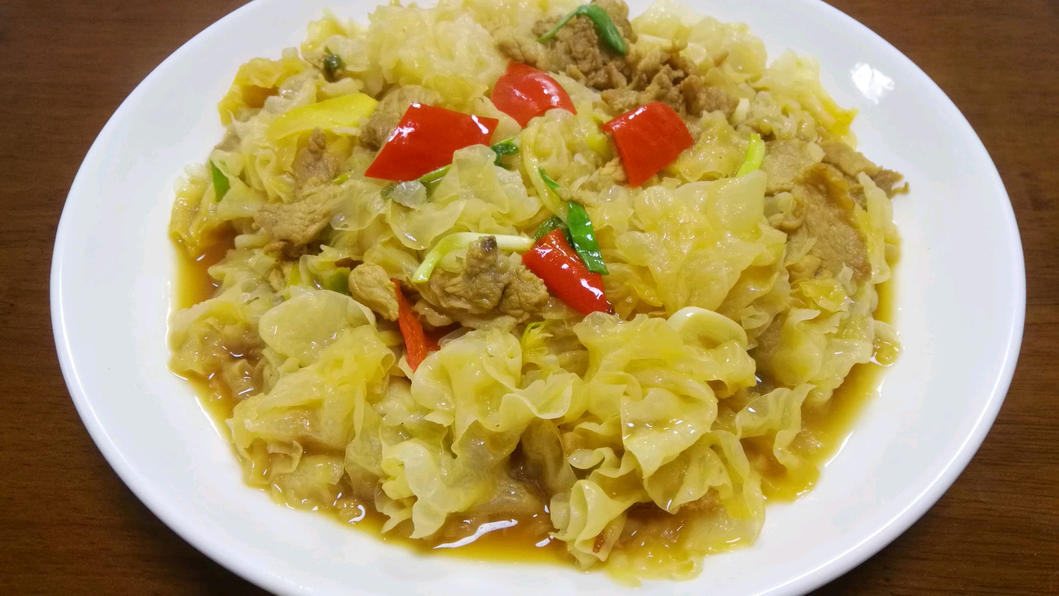 大厨教你银耳炒肉的几个技巧，银耳清脆爽口，肉片鲜香入味