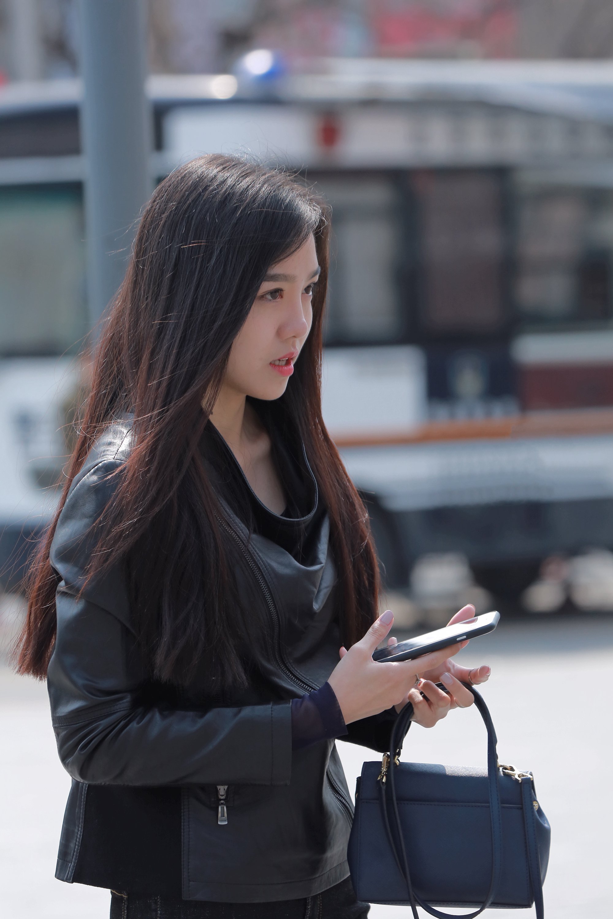 蓝色紧身裤小姐,搭配红色上衣走在路上引起路人关注,眼神不转