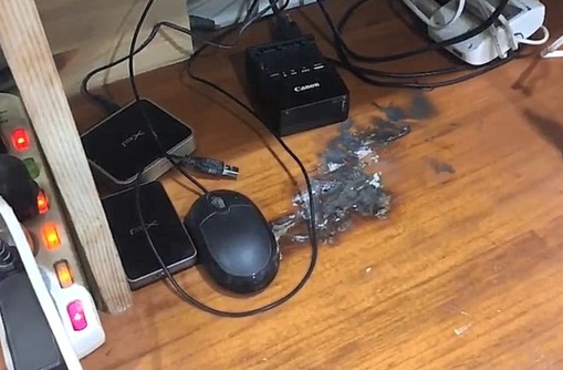 笔记本电脑突然爆炸起火,12岁少年异常淡定,网友:能成大事