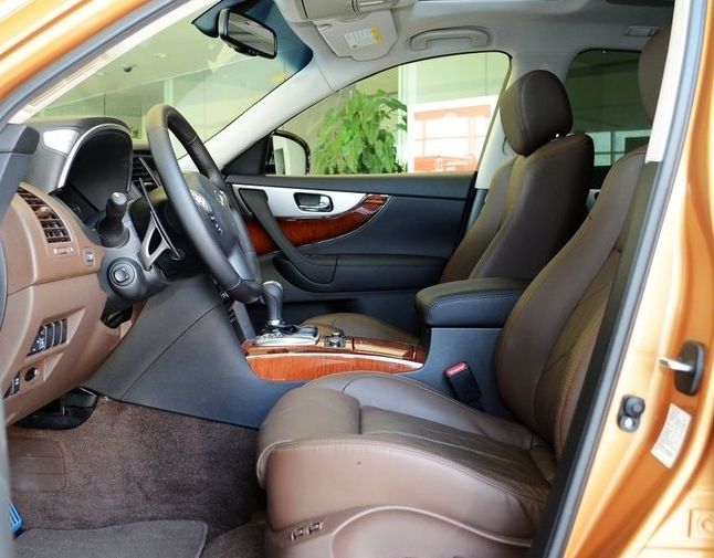 英菲尼迪qx70这款车前排空间比较充足但是,没什么放东西的地方比较不