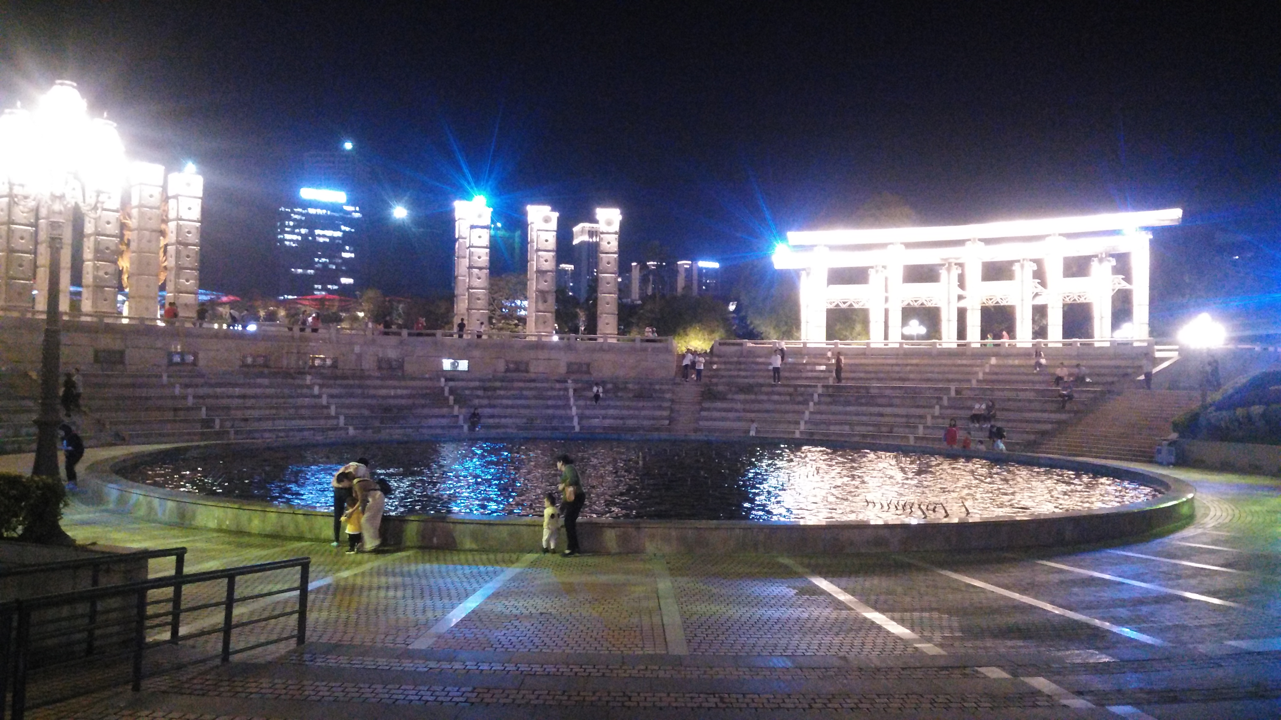 晚上的深圳龙岗龙城广场,灯光璀璨,人真不少