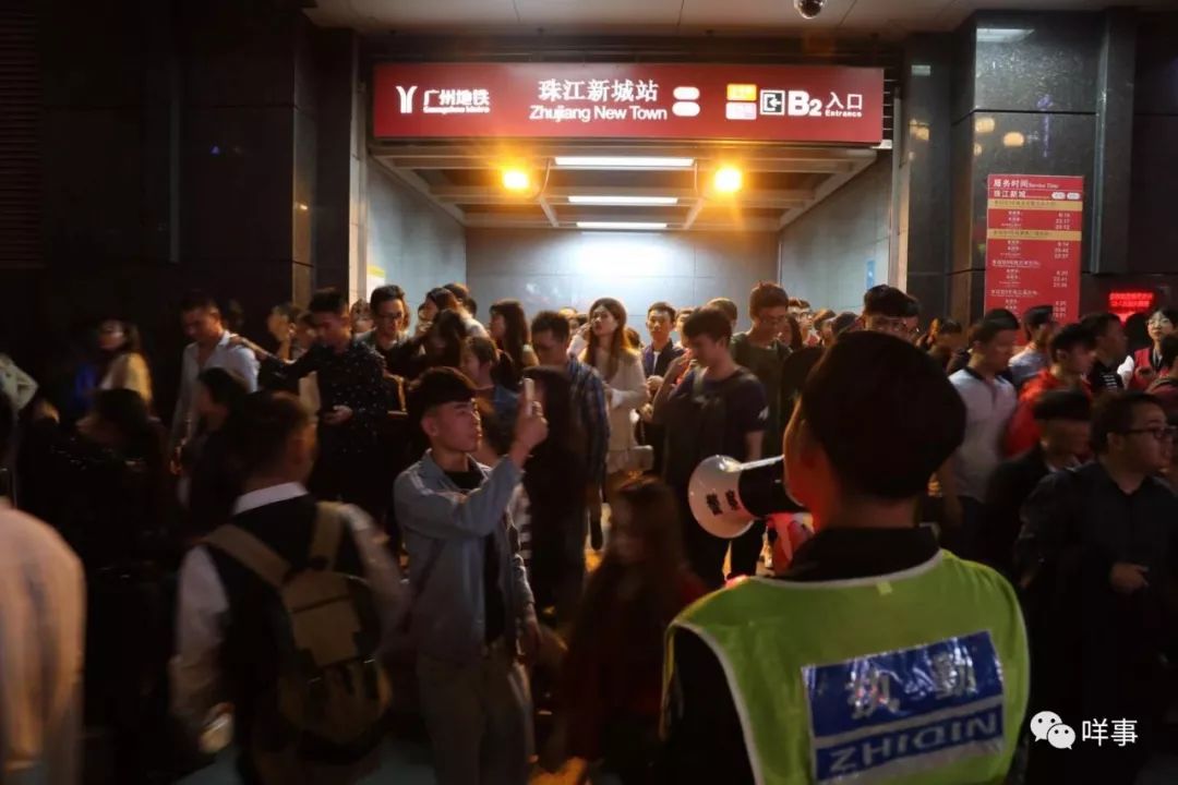 再来感受一下 21点50分时的五羊邨地铁站