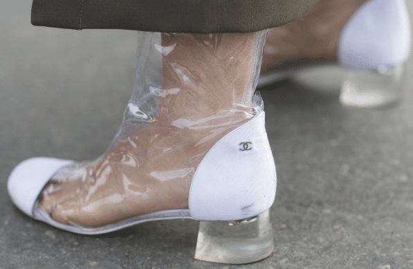 街拍:香奈儿的透明靴子,不是穿来玩水的,小姐姐别玩坏了