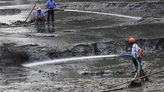 池塘淤泥清理