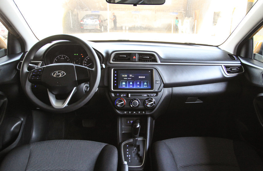 鉴赏一组北京现代-瑞纳汽车图片,外观犀利抢眼,这款车毫无违和感