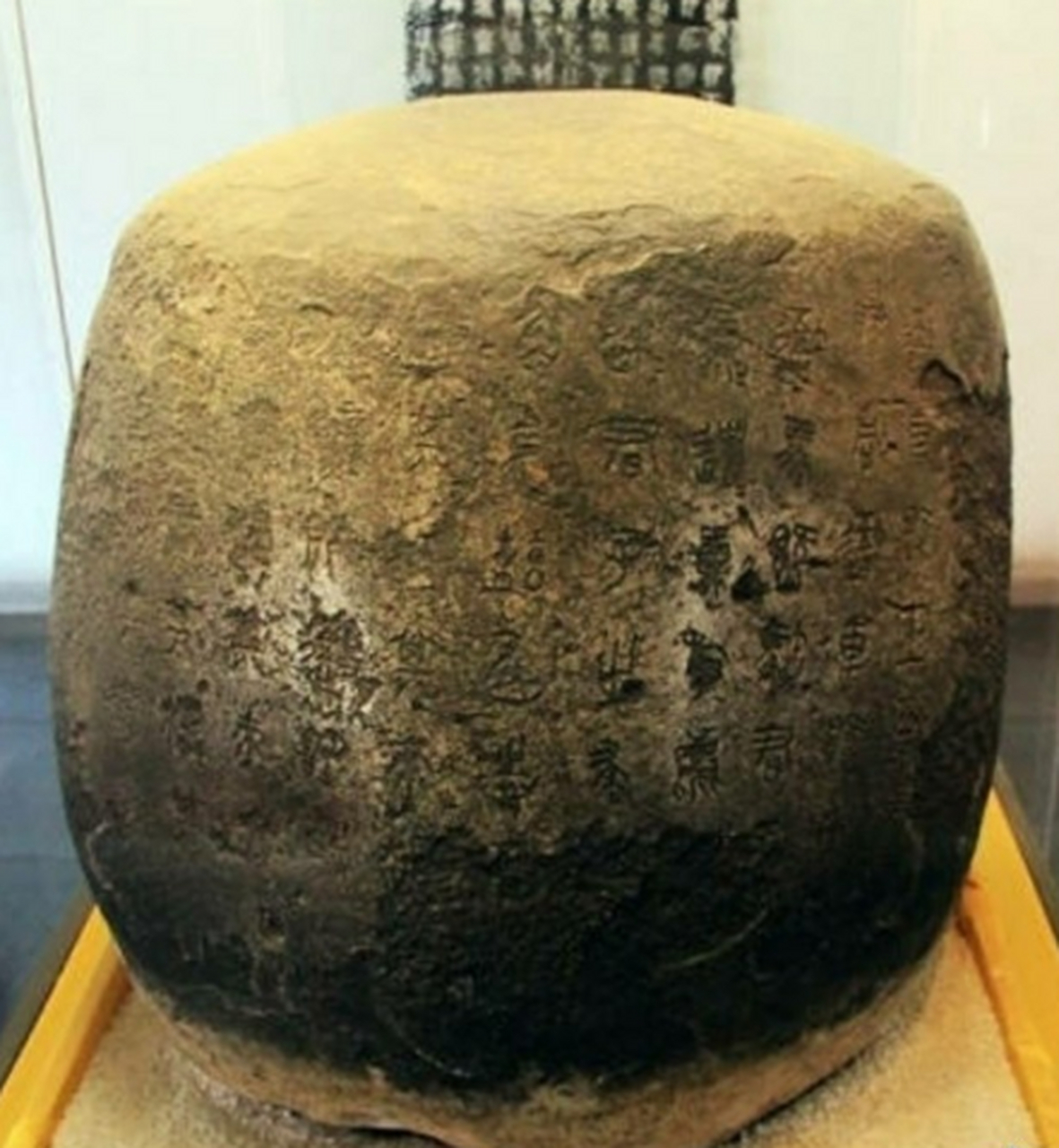 石鼓,又称陈仓石鼓,中国最早的石刻文字,中国九大镇国之宝之一,大秦