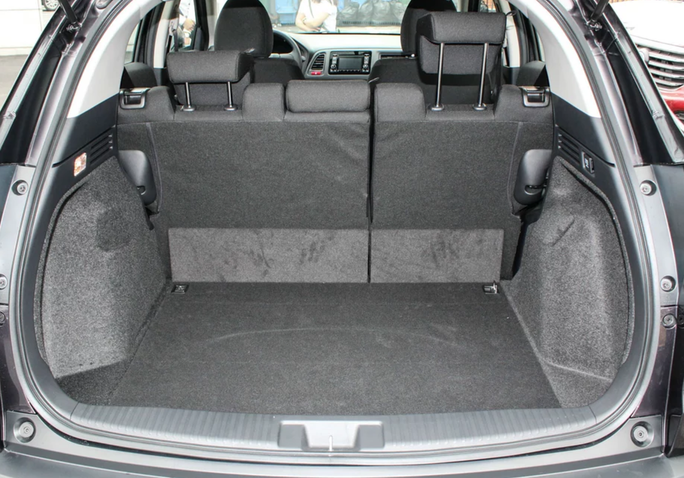 后备箱也能放下很多的东西,除了放下大的行李箱之外,还能够塞一下小的