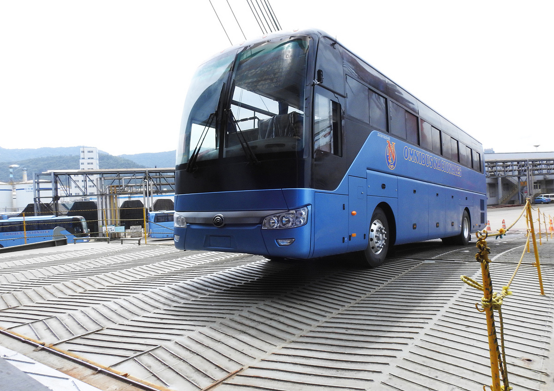 租辆47座宇通大巴就搞定了.