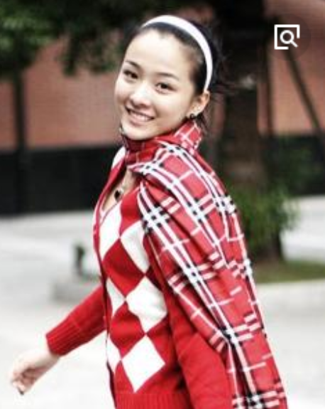 她是《北平无战事》里单纯的谢木兰,现实中却美的让人不敢相信!