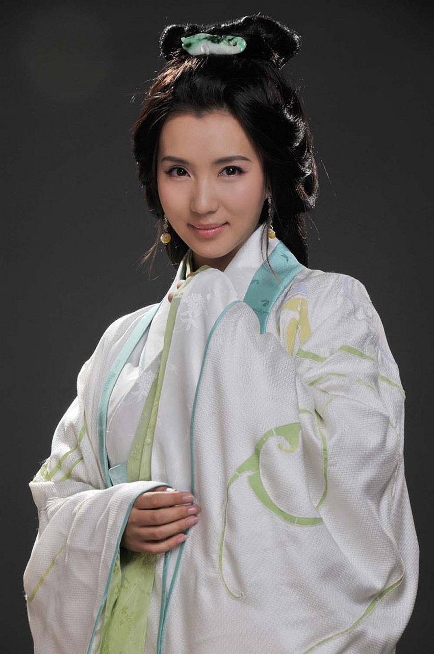 据传说,貂蝉是当时的一名舞女,她的美貌非常出众,可以使男子为之倾倒.