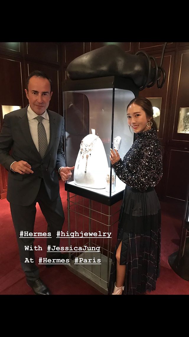 来巴黎必见好友 郑秀妍和爱马仕总监在巴黎时装周上又见面啦!
