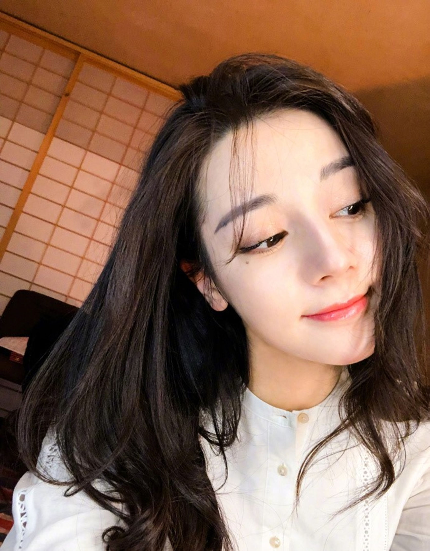 迪丽热巴深夜发自拍照,自称世界第一小可爱