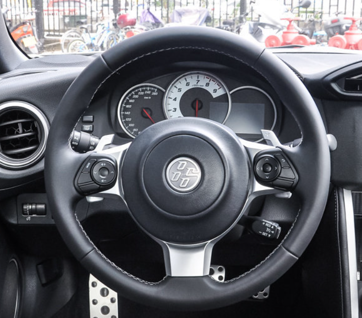 操控得心应手,没毛病,方向盘转向给我一种厚实感!