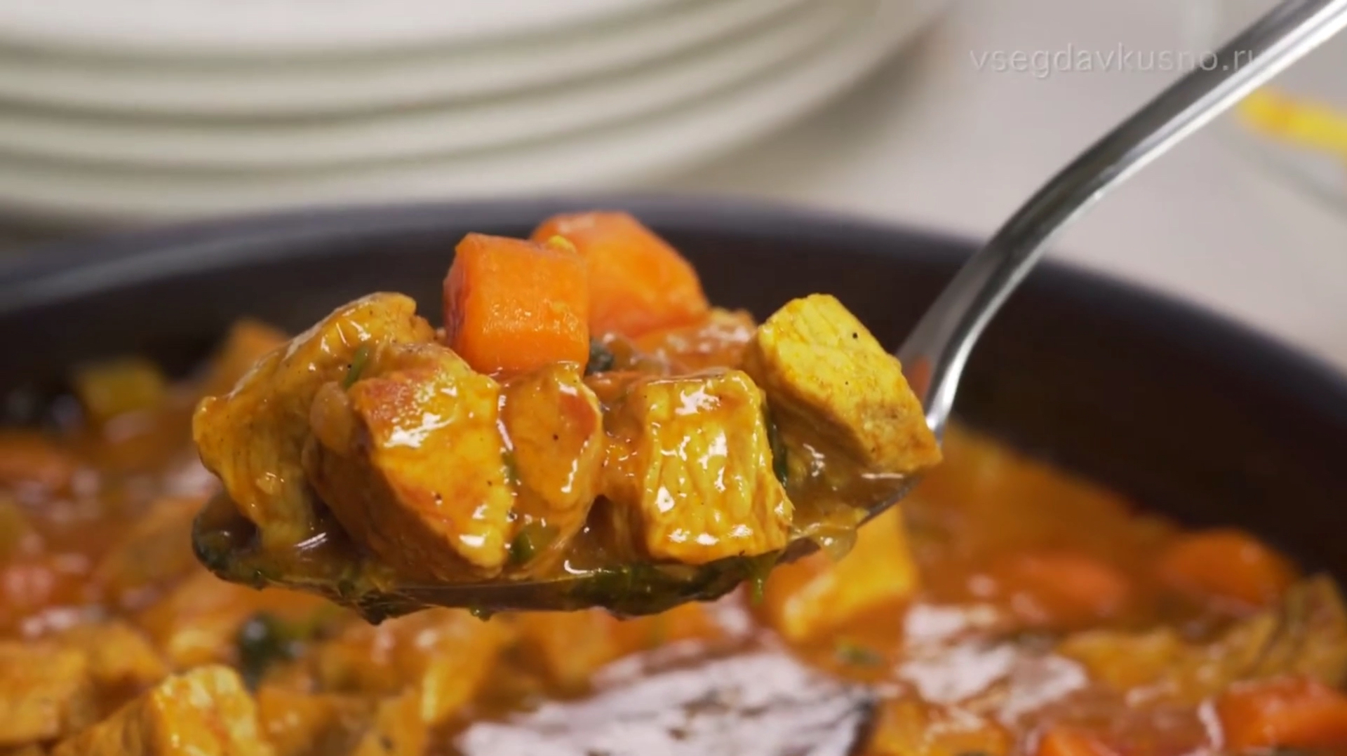 胡萝卜焖猪肉块!俄罗斯普通家庭怎么做一日三餐?他们这样炖菜!