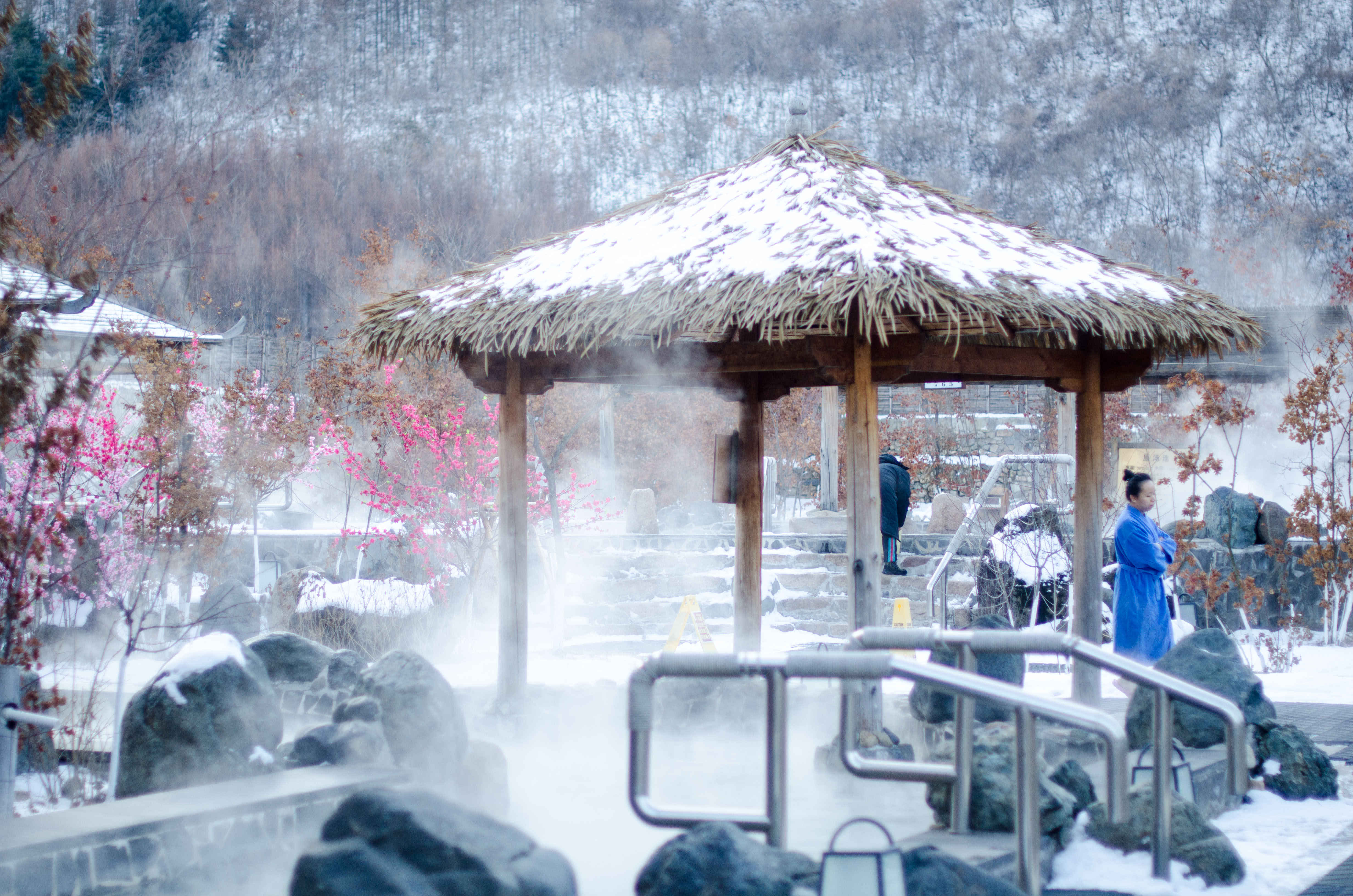 东北最奇特的温泉,媲美北海道温泉,而游客却爱温泉旁的露天泳池