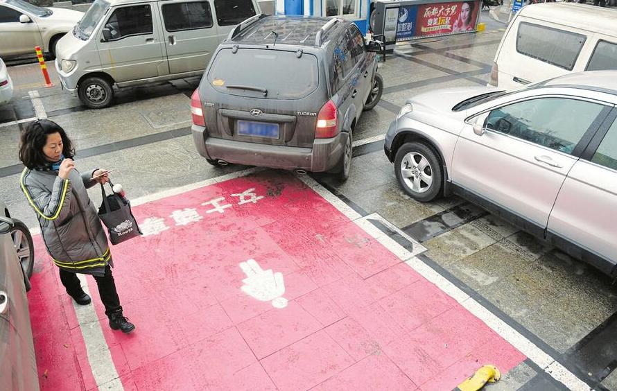 "女士专属车位"惹争议,网友炸锅:太双标了,要讲究人人平等!