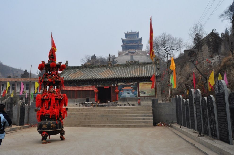 飞龙顶是我国道教名刹,相传大禹治水群龙失去生存之地,从此处腾飞升天
