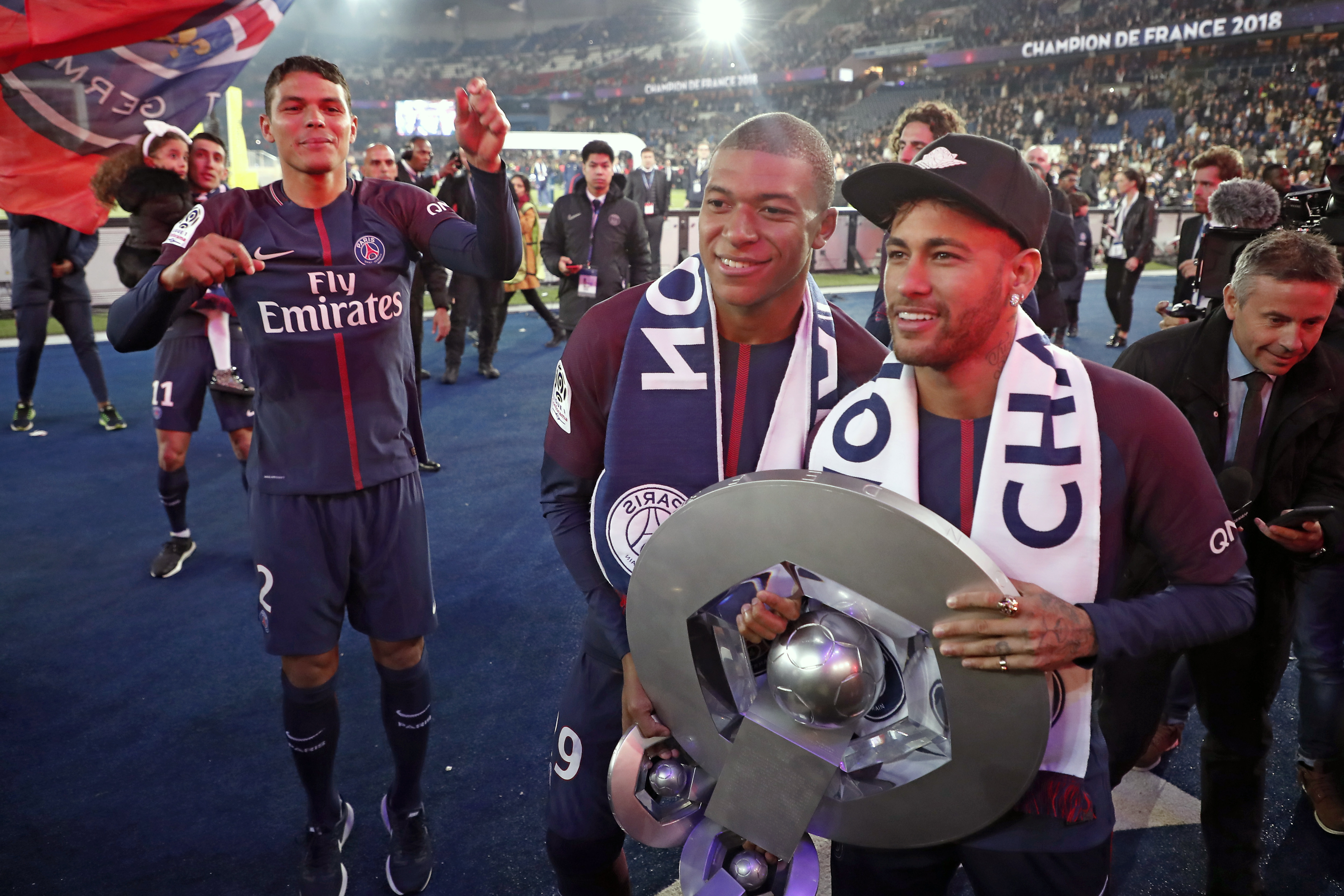 足球——法甲联赛:巴黎圣日耳曼获颁冠军奖杯(9)