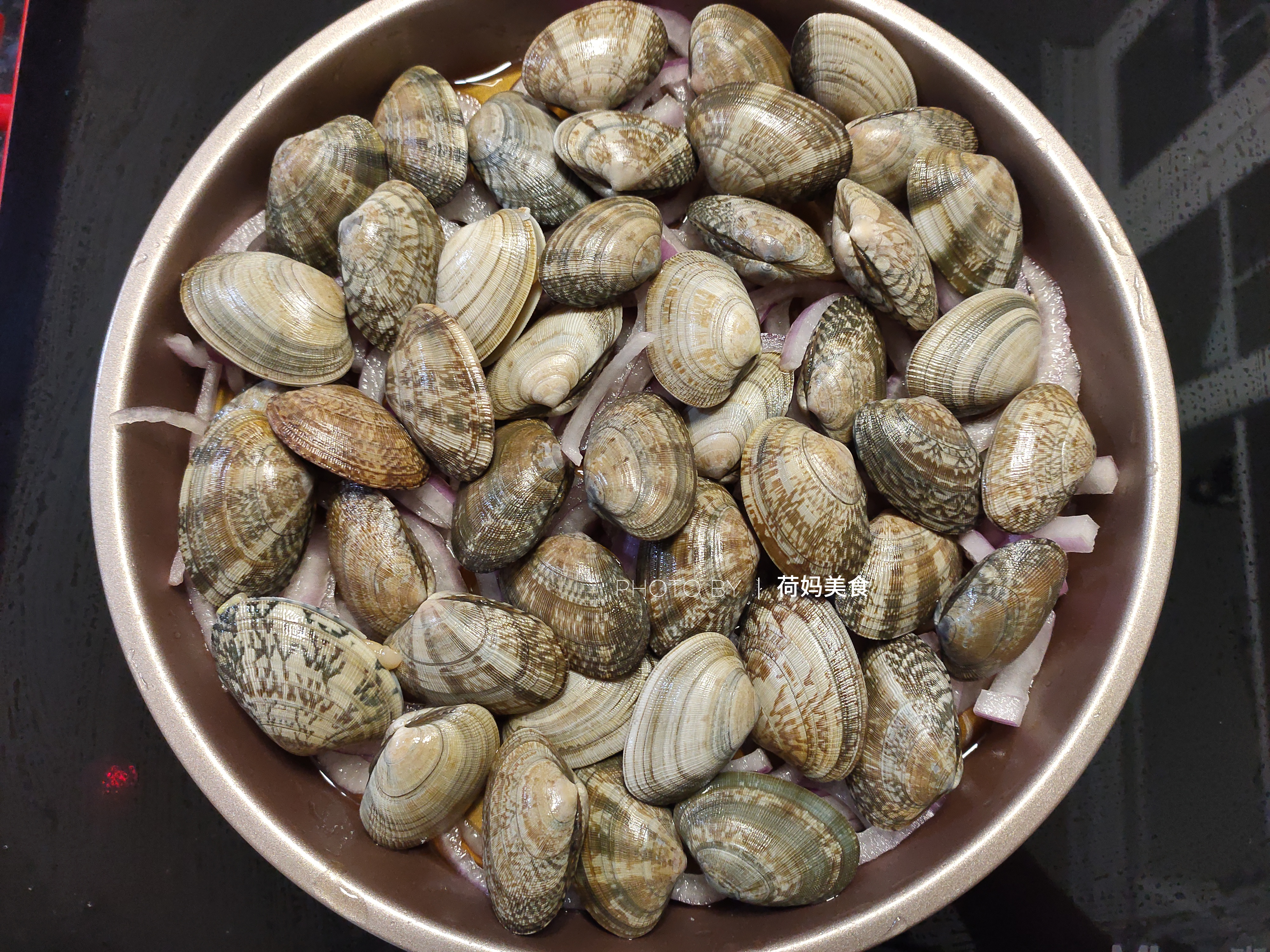 花甲最诱人的吃法,铁板上一放,浇个汁一焖,喷香扑鼻!