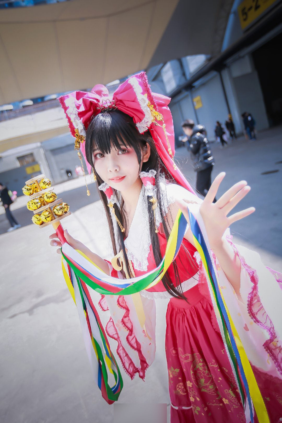 国人妹子cos《东方project》角色博丽灵梦!造型真是相当可爱!