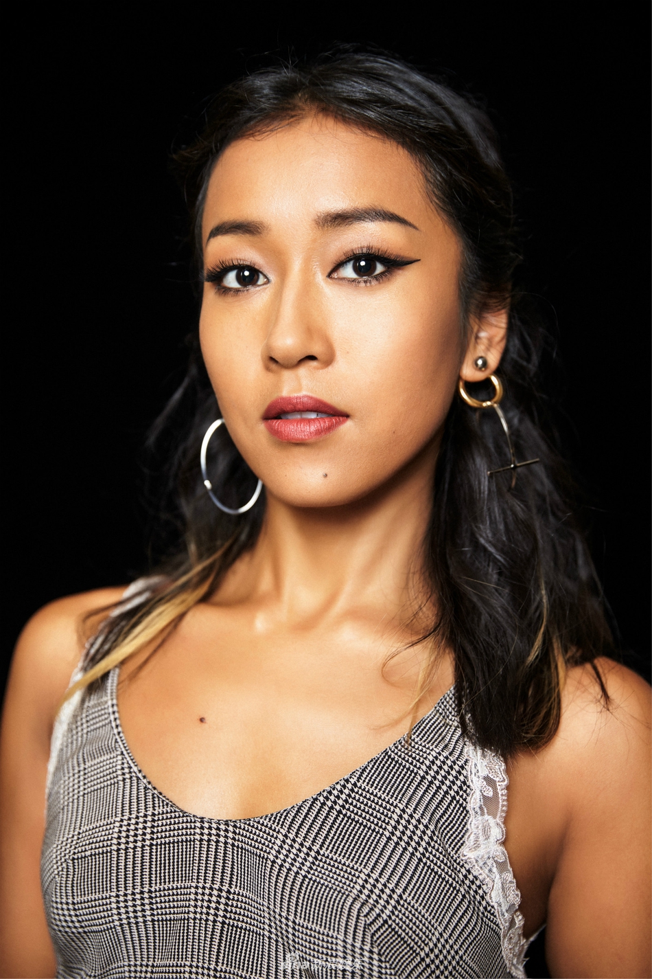 黑皮肤的女人怎么打扮才漂亮?学吉克隽逸这样穿,黑也黑得出众