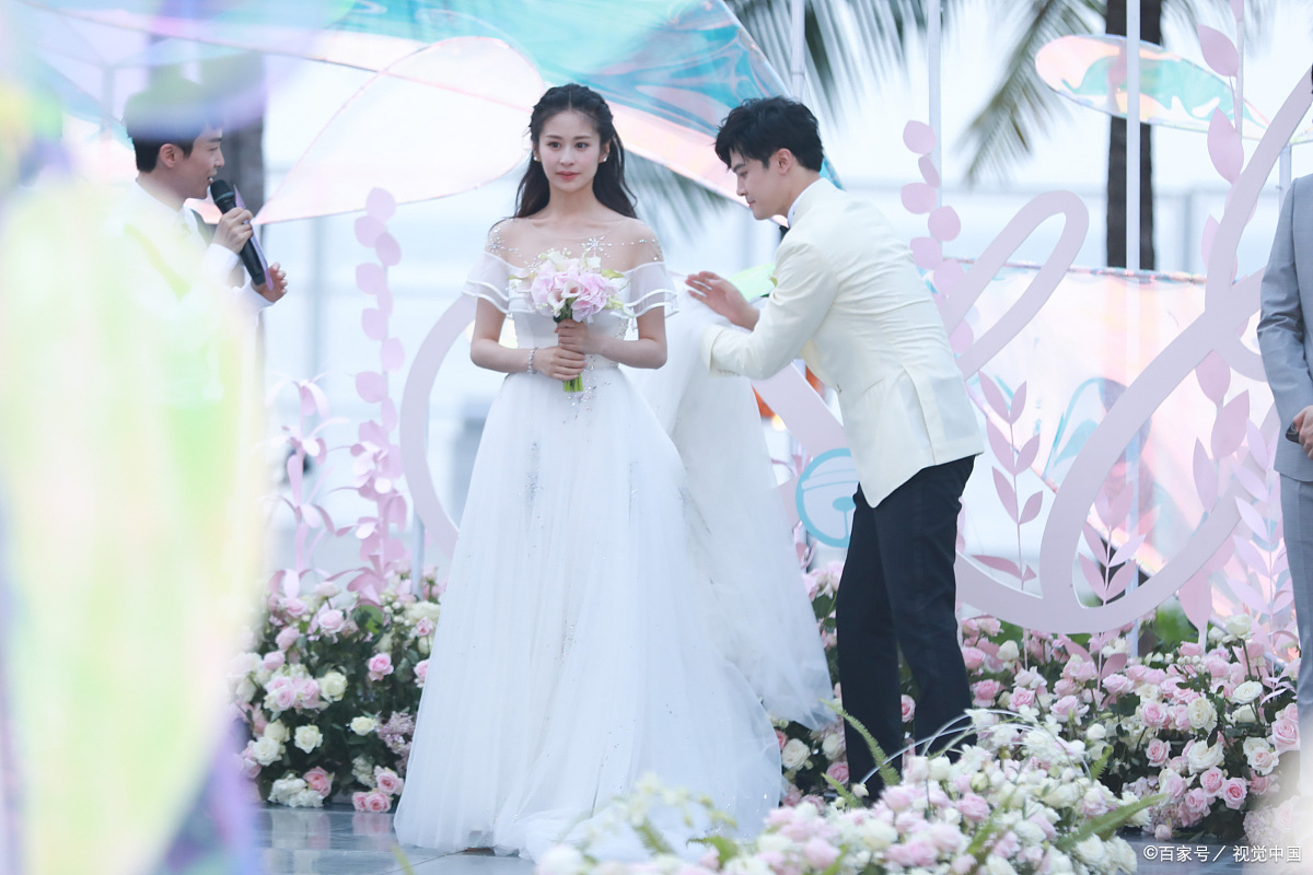 父亲娶了儿子的女友,婚礼上,儿子满脸堆笑:祝你们新婚快乐