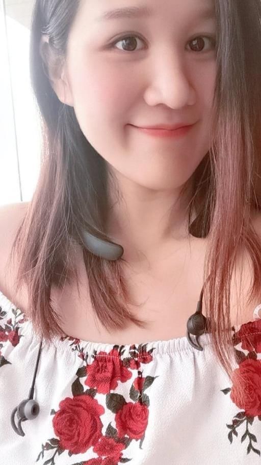 杜锋妻子马晨菲过32岁生日, 手捧鲜花很美丽, 疑似已与杜锋离婚