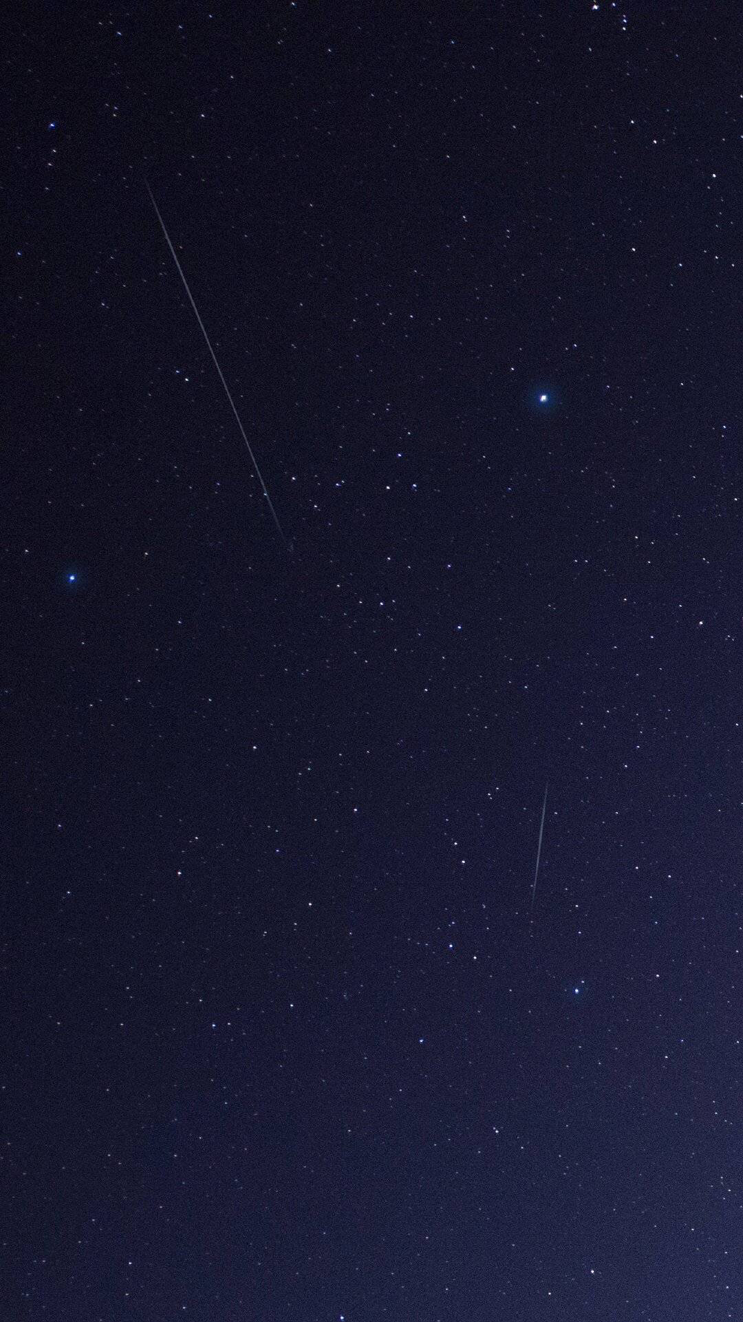 给大家分享一组美丽的夜晚星辰壁纸,很漂亮呢