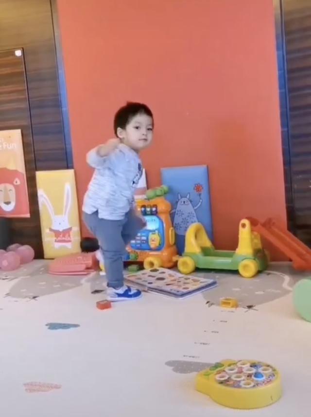 李佳航儿子超爱动感音乐,立马扑腾起来手舞足蹈,模样可爱帅气