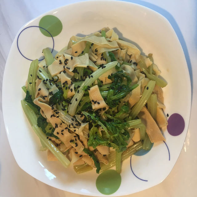 拌豆皮香芹,放上这种调料,香气扑鼻,大家都抢着吃